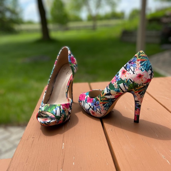 Flower pattern heels - Picture 2 of 3